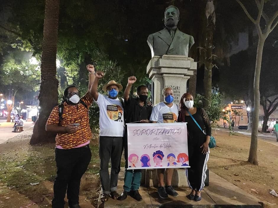 pessoas em torno da estátua de luis gama